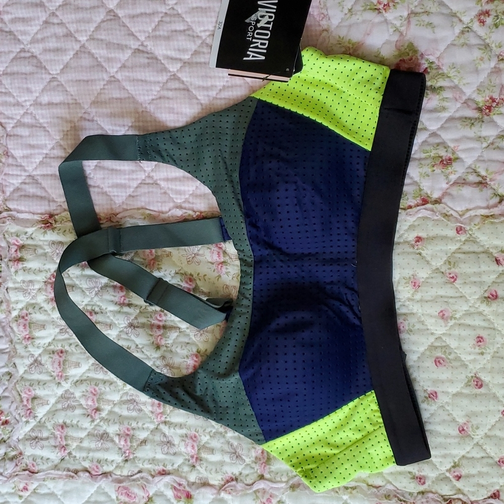 NWT Victoria's secret Victoria Sports bra lightweight breathable wireless 32A